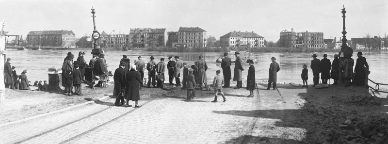 Panorama mit Blick auf der gesprengte Bruecke nach Osten 1945 BKGE